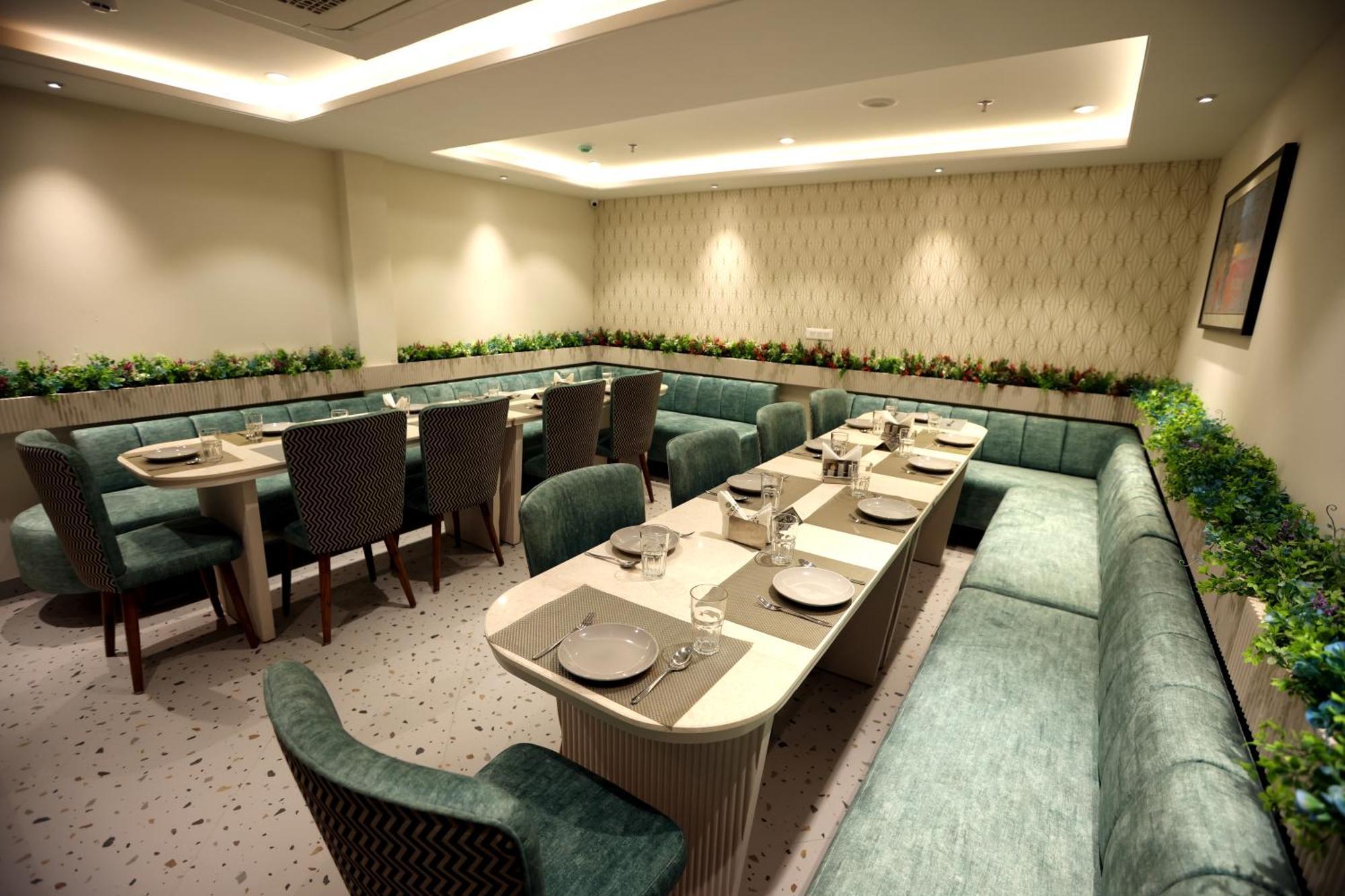 Hiraya Hotels Mohali Exterior foto