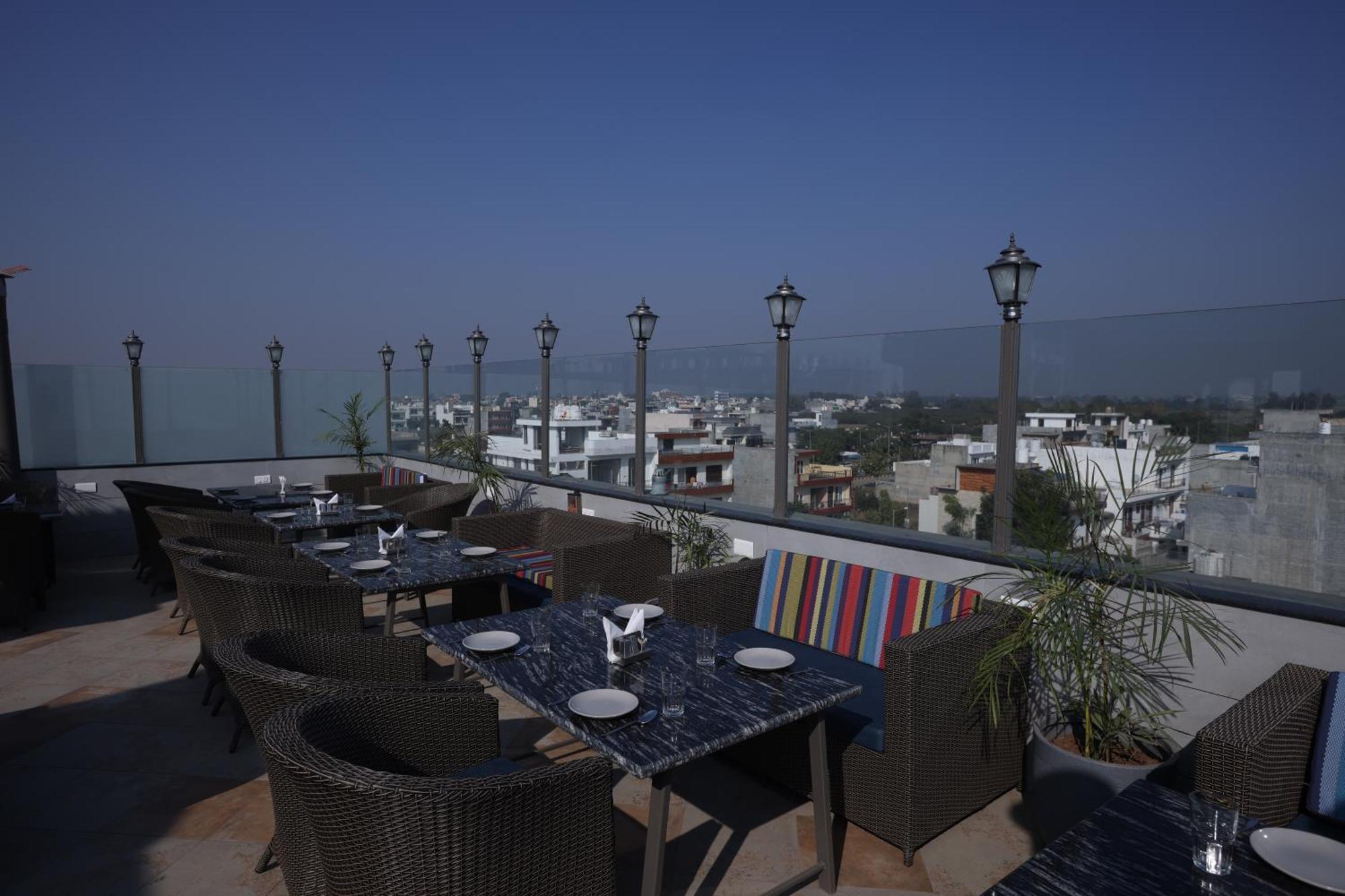 Hiraya Hotels Mohali Exterior foto